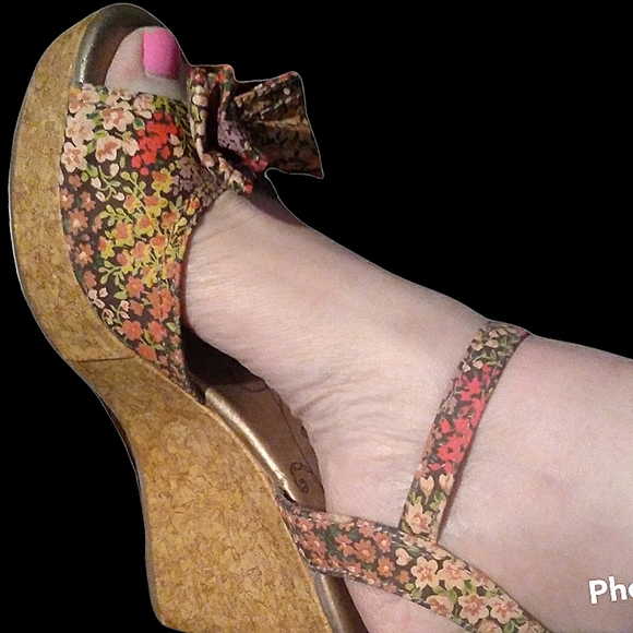 MUDD Floral 4" Wedge Sandals - Picture 10 of 15